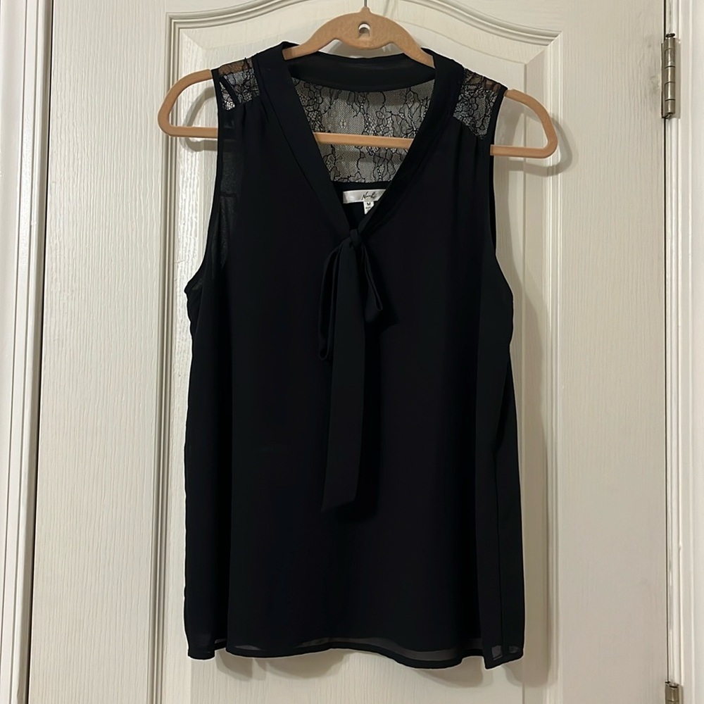 Sleeveless sexy blouse with lace